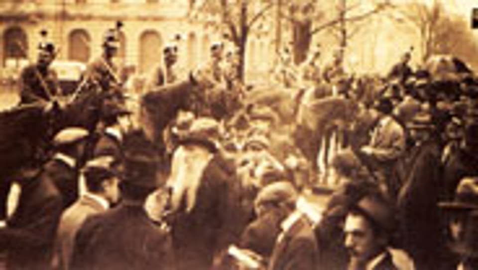 Kavallerie auf dem Paradeplatz Zürich während des Landesstreiks 1918