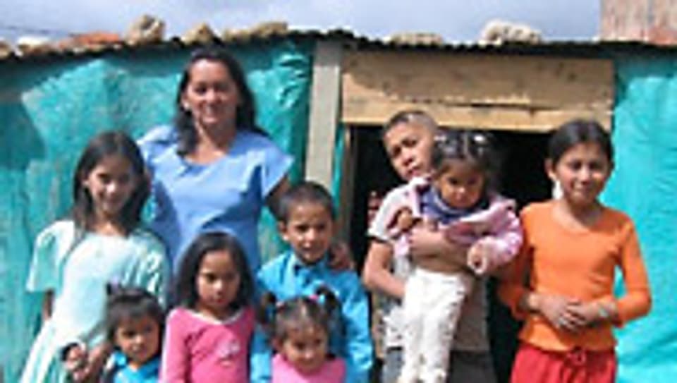 Vertriebene Familie vor ihrer Hütte.