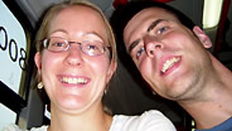 Michèle und Walter Scherz unterwegs im öffentlichen Bus von Dubai nach Abu Dhabi.