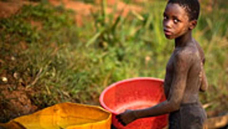 Armut trotz Ressourcen-Reichtum: Kongolesischer Junge beim Goldwaschen.