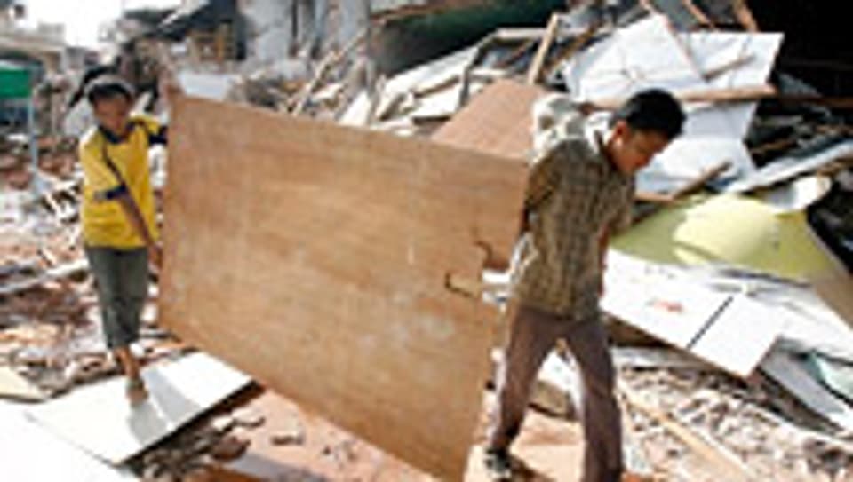 Wiederverwertung von Trümmern auf Padang.