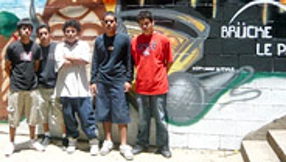 Jugendliche vor ihrem Wandgraffiti.