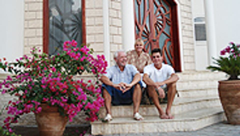 George Grossniklaus mit seiner Frau Christina und seinem Sohn Hank. Die Familie lebt seit über 30 Jahren auf der arabischen Halbinsel. Vor 10 Jahren haben sie in Oman ein Gästehaus eröffnet. Mit den richtigen Kontakten sei in Oman fast alles möglich.