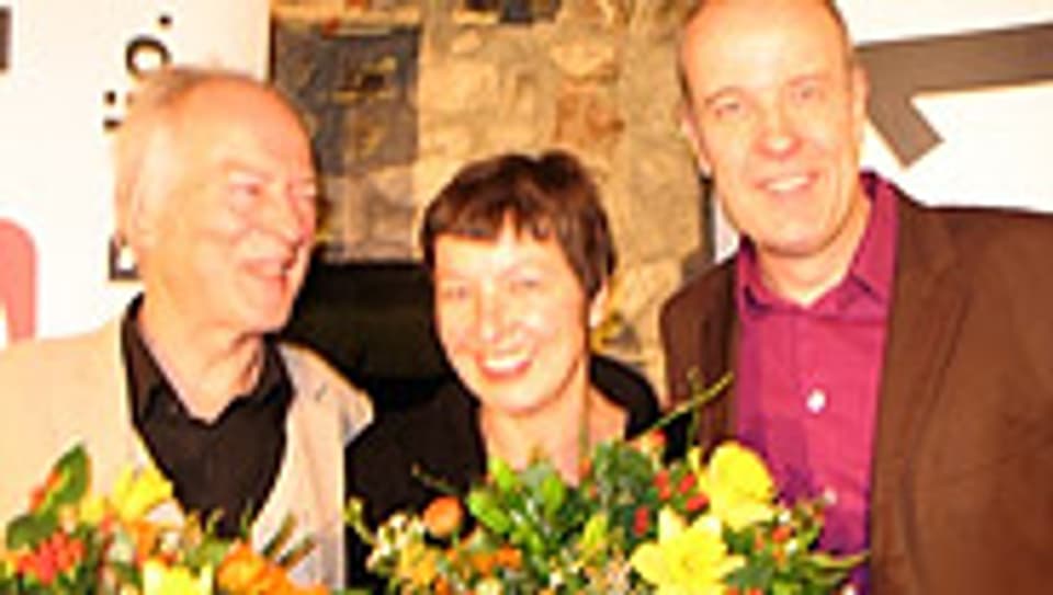 Daniel Hitzig mit Stephanie Nabholz und Beat von Scarpatetti (v.r.).