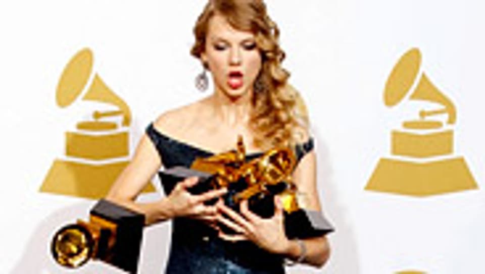 So viele Grammys: Taylor Swift lässt einen ihrer vier Grammys zu Boden fallen.