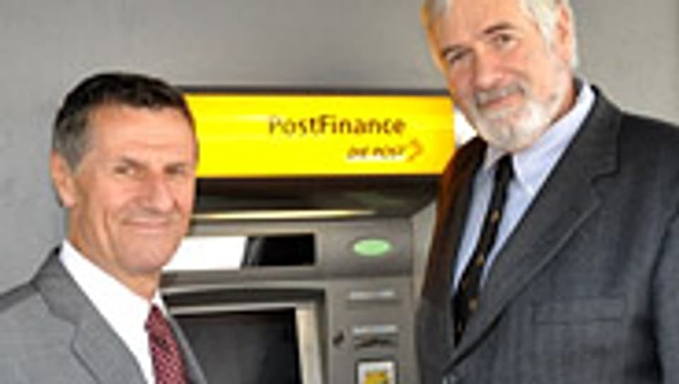 Jürg Bucher, Konzernleiter Post und Leiter PostFinance (l.), freut sich mit Felix Bollmann, Direktor der Glückskette, über die neue Spendentaste an den Postomaten.