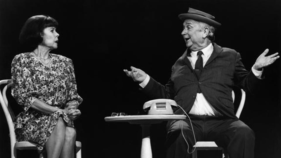 Walter Roderer mit seiner Ehefrau und Bühnenpartnerin Ruth Jecklin Roderer auf der Bühne der 4. Oltener Cabaret-Tage (1991).