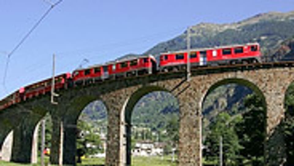 Die Berninabahn auf dem Kreisviadukt bei Brusio.