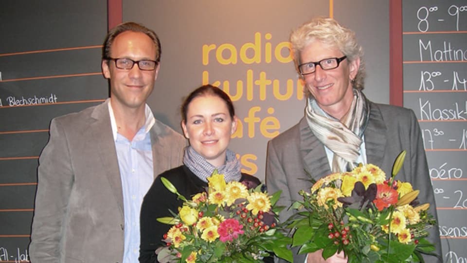 DRS 1-Moderator Christian Zeugin mit seinen Gästen Evelyne Rast und Raphael Blechschmidt.