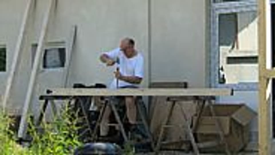 Paul Salzmann beim Umbau seines Hauses in Salicea