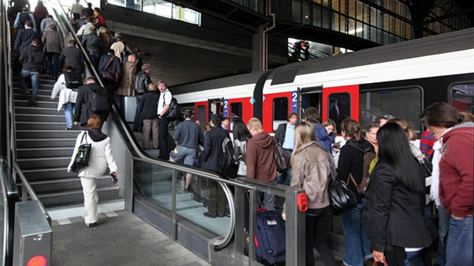 Bahnhöfe stossen an Kapazitätsgrenzen: Reisende während den Hauptverkehrszeiten im Bahnhof Basel.