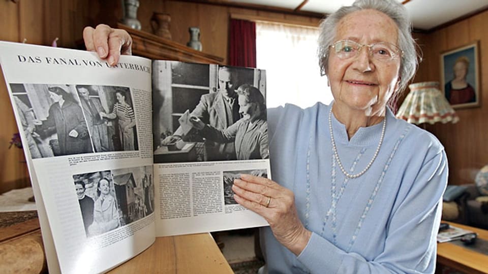 Katharina Zenhäusern war die erste Frau, die 1957 in der Walliser Gemeinde Unterbäch bei einem eidgenössischen Urnengang einen Stimmzettel in die Urne legte. (Aufnahme von 2007)