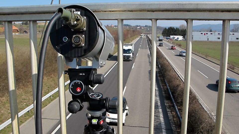 Mit dem Verkehrskontrollsystem VKS 3.1 überwacht die Kantonspolizei Bern unter anderem Fahrzeugabstände und Geschwindigkeiten auf Autobahnen.