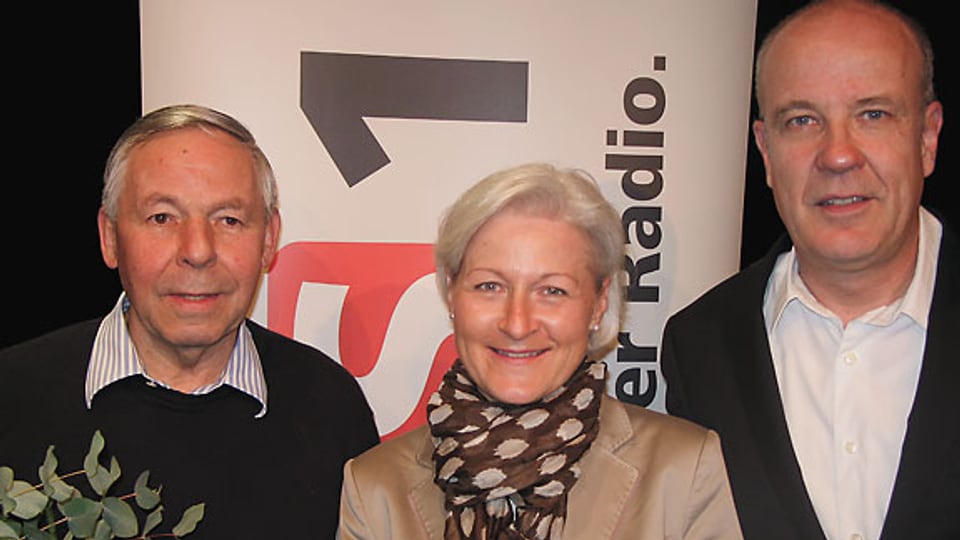 Der pensionierter Geschäftsleiter Josef Schmid, die Kommunikationschefin des Verkehrshauses Luzern und Gastgeber Daniel Hitzig.