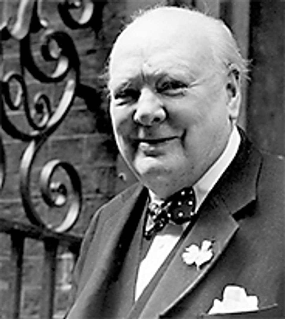 Winston Churchill am Eingang zu seinem Haus an der Downing Street 10.