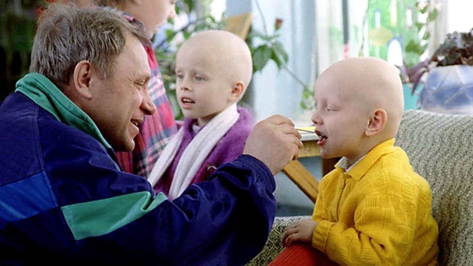 Ein Vater füttert seine Kinder im Krebskrankenhaus von Minsk.
