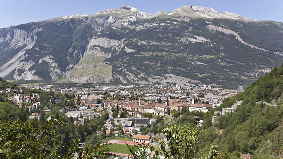 Blick auf die Stadt Chur mit dem darüberliegenden Calanda, Mai 2011.
