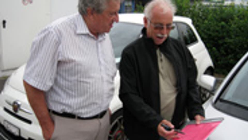 Fahrstunde für Senioren: Fahrberater Max Schweri mit einem Kursteilnehmer.