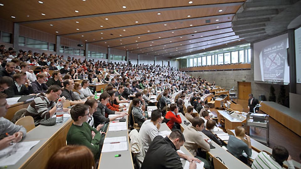 Studenten bei einer Vorlesung im grossen Hörsaal «Audimax» der Universität St. Gallen.