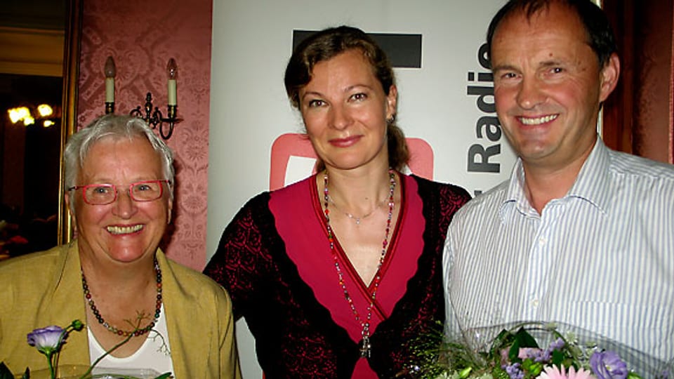 Journalistin Hanny Sutter, Gastgeberin Karin Frei und der Dachbauer Hanspeter Gasser.