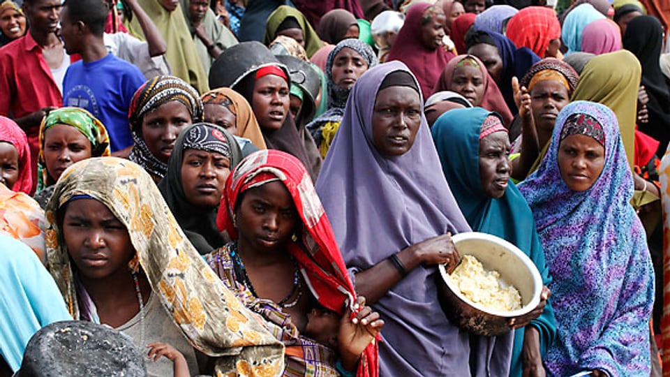 In einem Camp in der Hauptstadt Mogadischu warten somalische Frauen auf Esswaren.
