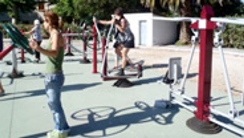Outdoor-Fitnessgeräte in Cambados, Spanien.