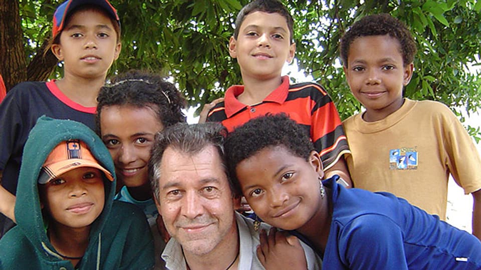 Stefan Hofmann inmitten einer Schar brasilianischer Kinder.