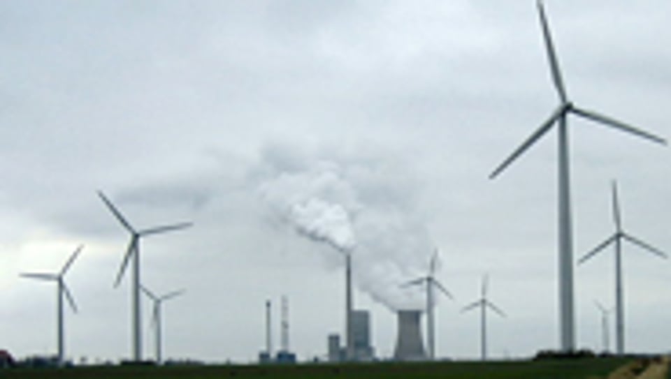 Kohle- und Windkraftwerk.