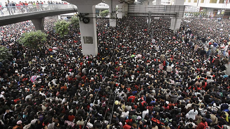 China: Tausende Passagiere warten vor der Guangzhou-Bahnhofstation, weil sie Schutz vor dem vorhergesagten Schneesturm suchen, 2008.