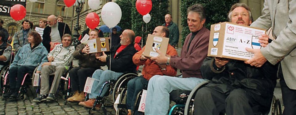 Behinderte übergeben in Bern der Bundeskanzlei über 70'000 Referendumsunterschriften gegen die Abschaffung der 1/4-Rente, Oktober 1998.