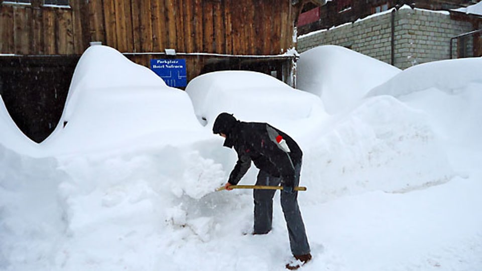 In Ulrichen im Obergoms liegt so viel Schnee, dass man keine Autos mehr sehen kann.
