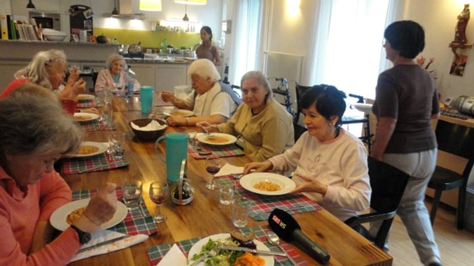 Mittagessen bei den Oasi-Bewohnerinnen