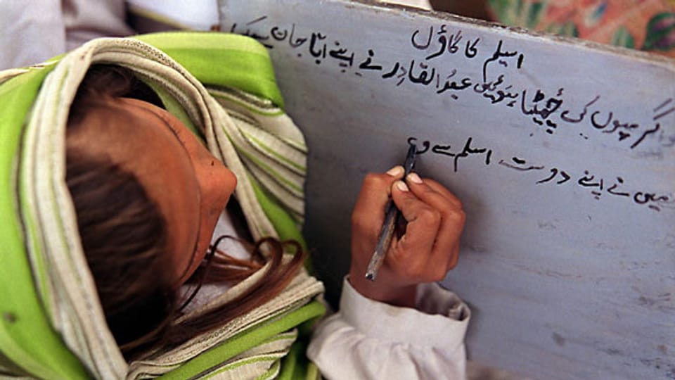Ein Mädchen lernt schreiben in der Dorfschule in Bhair Sodian, im nordosten Pakistans.