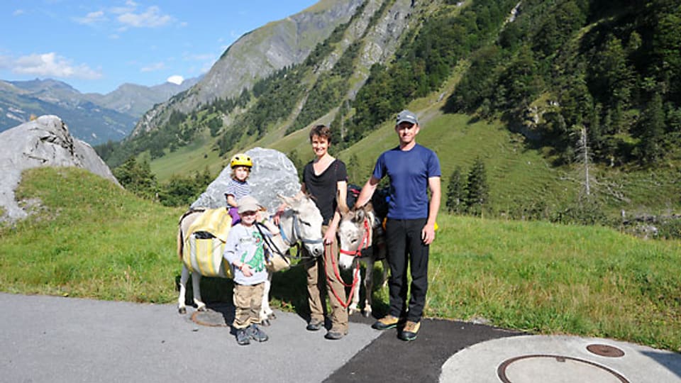 Myriam Schärz und ihre Familie beim Eseltrekking.