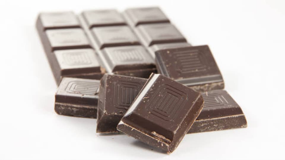 Schokolade enthält vieles. Zum Beispiel auch Koffein. 100g Bitterschokolade enthalten doppelt so viel wie ein Espresso.