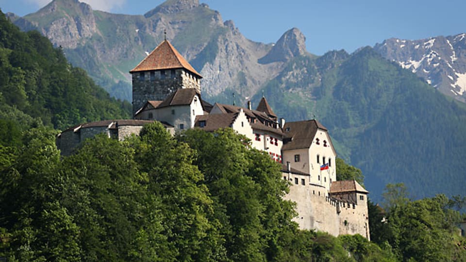 Erstmals wird das Schloss 1322 urkundlich erwähnt. Schloss Vaduz ist die Residenz der Landesfürsten. Es kann nicht besichtigt werden.
