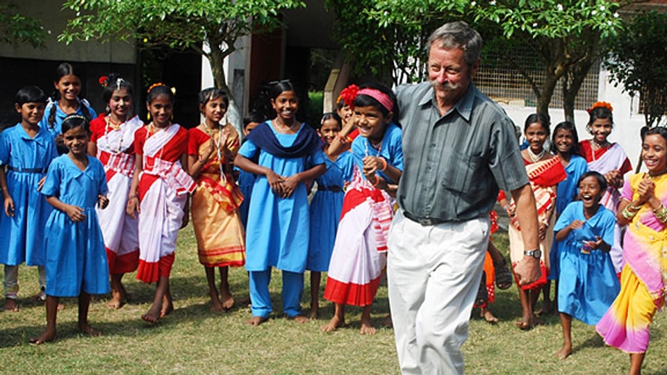 Kurt Bürki mit einer Gruppe von Mädchen, die vom Kinderhilfswerk Usthi unterstützt werden.