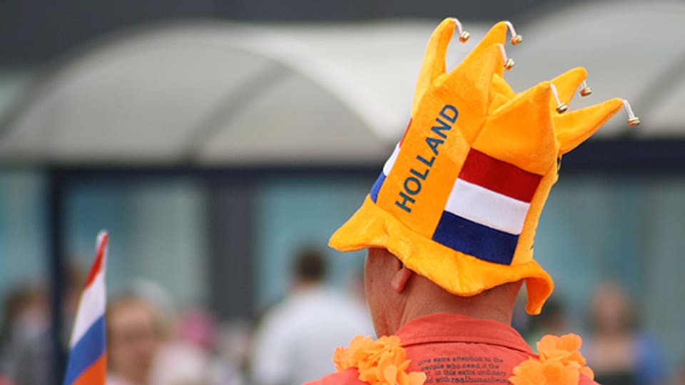 Anne Bärtschi erzählt auch vom Königinnentag, der in Holland jeweils am 30. April gefeiert wird. Ein echter Holländer bekennt an diesem Tag selbstverständlich Farbe.
