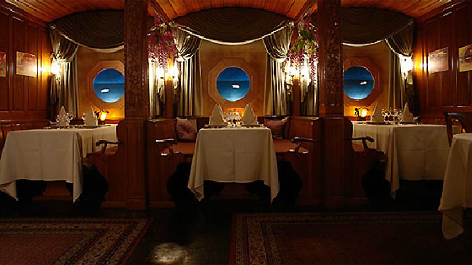 In diesem Speisesaal vom Restaurant Bahnhof in Aarberg wird das «letzte Dinner der Titanic» serviert.