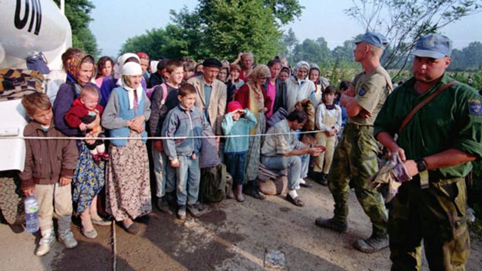 Schwedische U.N. Soldaten kontrollieren den Eingang zur improvisierten medizinischen Versorgung beim Flughafen Tuzla, 1995.