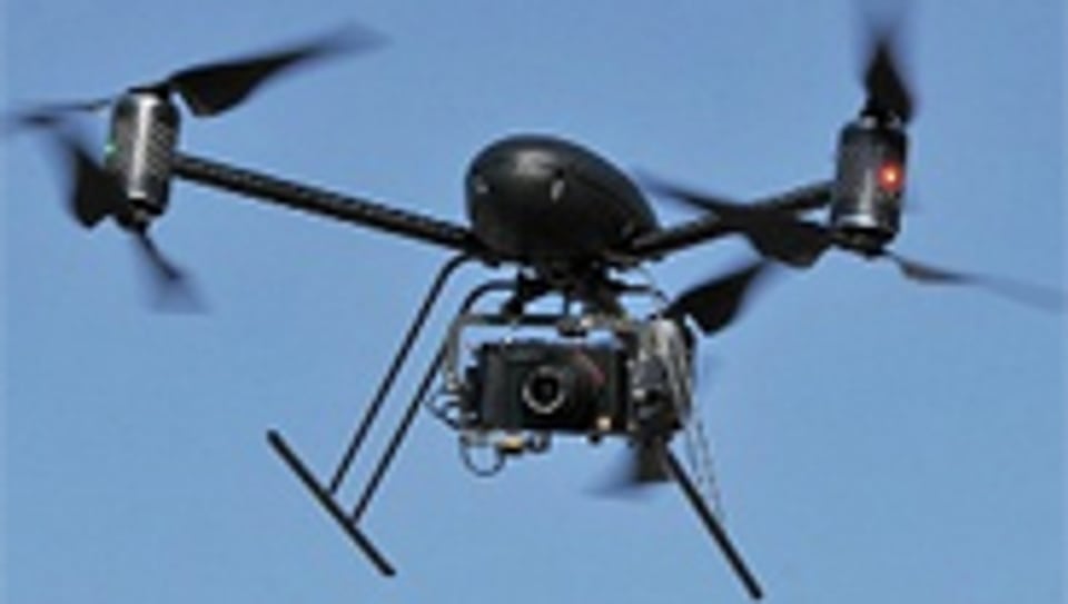 Drohne mit Fotoapparat: Ein fliegender Paparazzi
