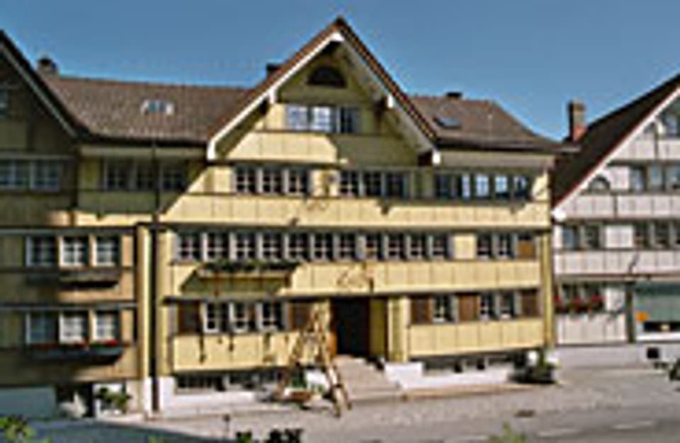 Hundwil AR, Dorf 9 -11, Wohn- und Gewerbebauten gestrichen
