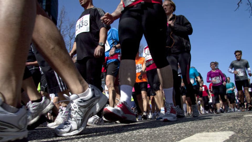 Bei kurzen Läufen: mit leerem Magen an den Start. Beim Marathon ist eine Ernährung während des Laufes unumgänglich.