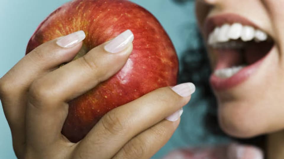 Ein Apfel ist gesund, seine Säure greift jedoch die Zähne an! Deshalb gilt: Nach zucker- und säurehaltigen Nahrungsmitteln die Zähne putzen.