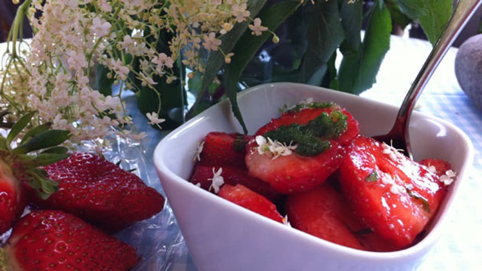 Erdbeeren mit Basilikum und Holunderblüten.