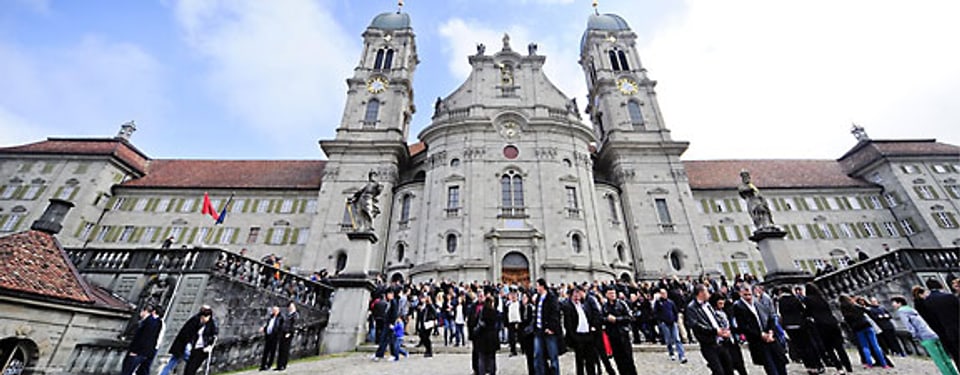 Grossandrang von Menschen vor der Kloster Kirche in Einsiedeln (SZ) am Karfreitag, 6. April 2012.