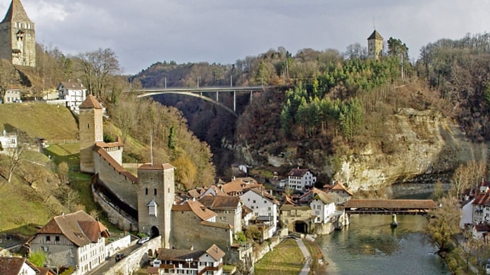 In der Deutschschweiz die Saane, in der Romandie La Sarine. Der Fluss, der durch Fribourg fliesst markiert auch die deutsch-französische Sprachgrenze oder den sogenannten «Röstigraben».