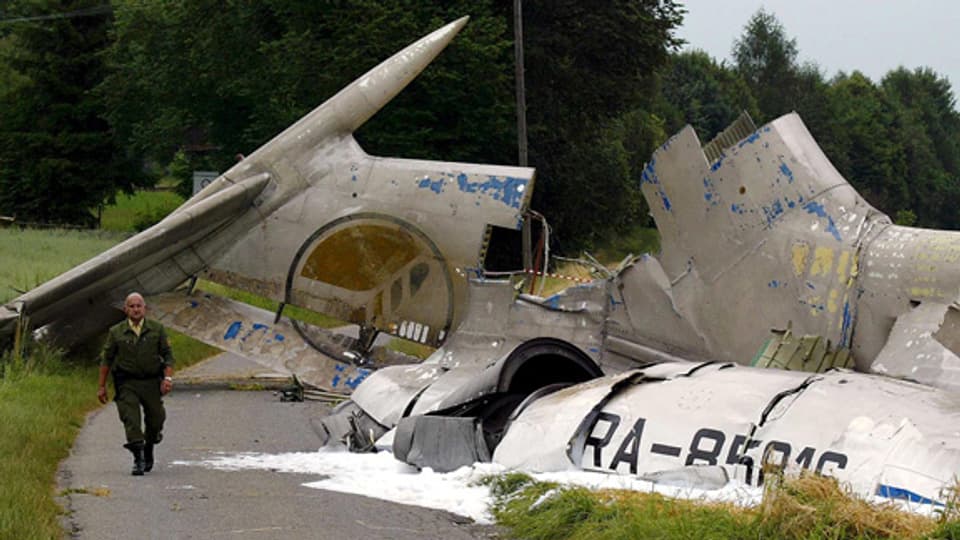 Die russische Tupolev zerbrach nach dem Zusammenstoss noch in der Luft, Trümmerteile regneten an über 40 Stellen vom Himmel über Überlingen.