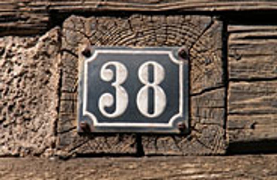 Die Hausnummer 38 steht auf der rechten Strassenseite.