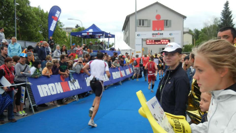 Andreas (in rot) beim Zieleinlauf am Ironman 70.3 in Rapperswil. Da nicht alle von seiner HIV-Infektion wissen, will er nicht erkannt werden.
